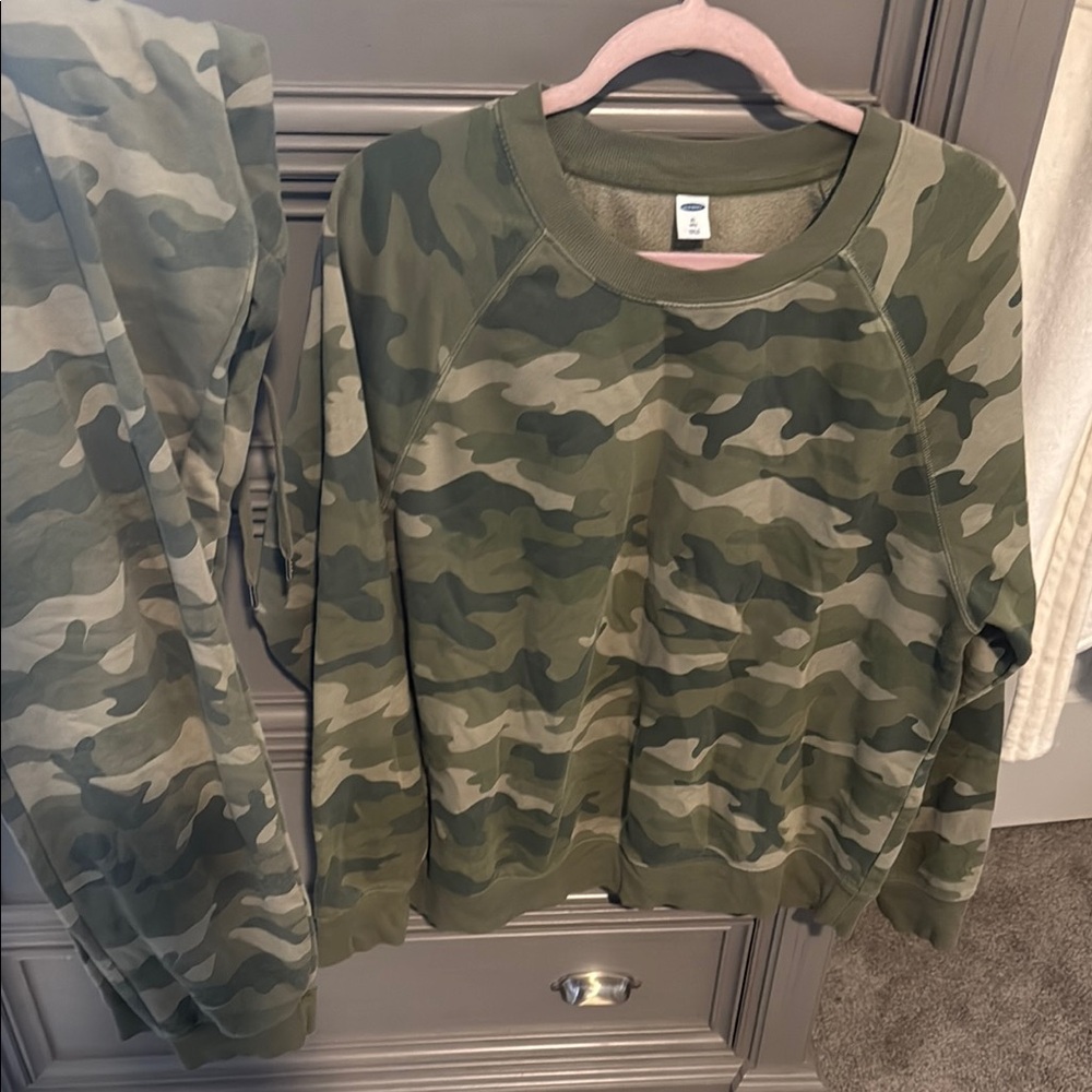 Tall Old Navy Green Camo Joggers & Sweatshirt Set